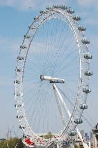 Das Riesenrad London Eye von British Airways ist 135 m hoch und steht am Themseufer gegenüber dem Parlament