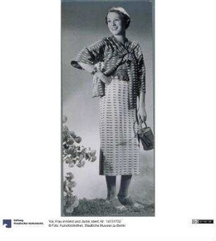 Frau in Kleid und Jacke