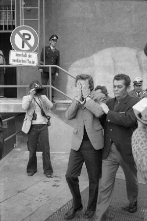Festnahme der Bankräuber von Mönchengladbach Gerhard Kukuk und Günther Huboi im Mühlburger Bahnhof