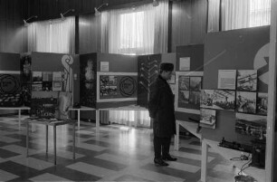 Werbe-Ausstellung "Mittelpunkt Luzern" des Verkehrsbüros Luzern im Foyer des Karlsruher Rathauses.