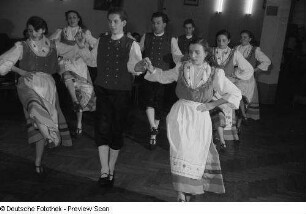 Tänzer in Tracht beim Kreisausscheid für Volkskunst