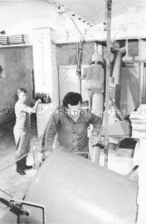Moderne Futterküche mit Vakuum-Futterautomaten für die Schweinemast in der LPG "Vorwärts" Jahnsdorf (Kr. Stollberg)