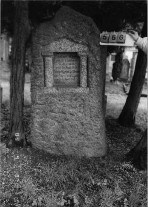Grabstein 556 (Index: 100088699) Material: grau-rötlicher Granit Maße HxBxT: 166x80x35 cm Besonderheit: Doppelgrab: Grabstein 556