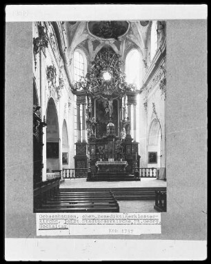 Hochaltar mit der Marienkrönung im Altarblatt