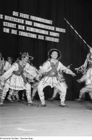 Rumänische Tänzer des Rahmenprogramms zur Leipziger Herbstmesse 1954