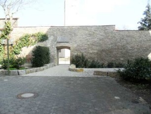 Stadtbefestigung-Ansicht im Osten - Stadtmauer über Feldseite mit Pforte (Höhe Karl-Arnold Straße) - Steinbrüstung mit Schießscharten abgetragen