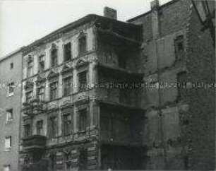Baufälliges Haus an der Berliner Mauer
