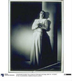 Frau in Kleid von Gehringer und Glupp
