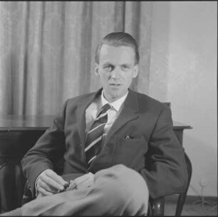 Portraitserie Walter Jens : Der Literaturwissenschaftler und Schriftsteller Walter Jens in seiner Wohnung