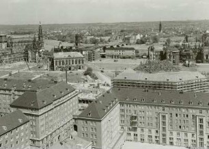 Dresden. Blick vom Rathausturm nach Norden über die Baublöcke an der Ernst-Thälmann-Straße (Wilsdruffer Straße) zu Schloss und Neumarkt