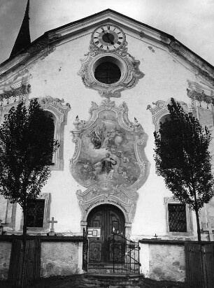 Anras. Pfarrkirche Sankt Stephanus (1753-1755; F. de P. Penz). Haupteingangsfront