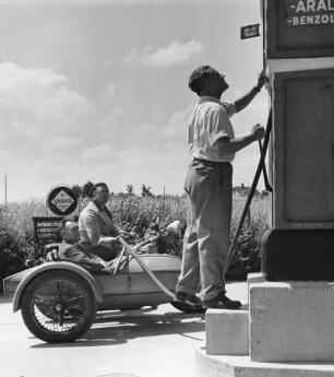 "an der Tankstelle"
