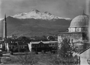 Kayseri : Blick über Kayseri mit der Bürüngüz Moschee und dem Berg Erciyes im Hintergrund.