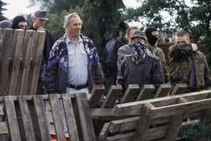 FAP-Treffen beim Rechtsextremisten Thorsten Heise in Northeim, am 04.06.94. Bildmitte: Friedhelm Busse, FAP-Chef, umringt von teilweise vermummten Neonazis