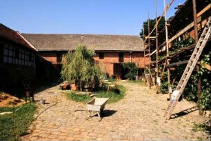 Innenhof Gehöft Nr. 3, Wirtschaftsgebäude, zum Teil eingerüstet