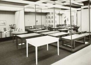 Eßtisch : Ausstellungskoje mit Tischen verschiedener Hersteller
