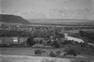 Höxter. Blick über Stadt und Weser : Höxter. Blick vom Ziegenberg nach Nord-Nordosten über die Stadt und die Weserschleife mit Weserbrücke Höxter, links der Räuschenberg