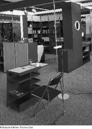 Ausstellungsfläche des VEB Möbelkombinat Dresden-Hellerau mit Regal und Klappstuhl