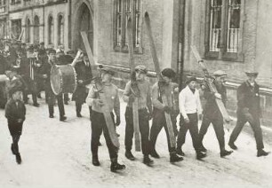 Johanngeorgenstadt, Internationales Wintersportfest der Arbeitersportler, Skiläufer an der Spitze eines Festumzuges, 31.01-01.02.1931