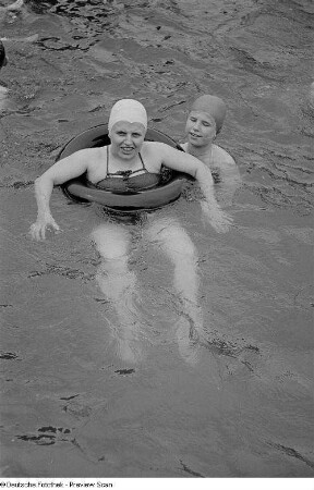 Mädchen beim Schwimmen im Freibad
