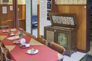 Lange Tafel und Musikbox im Museum