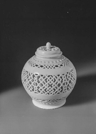 Abformungen von chinesischem Porzellan (Mitte) in Böttgersteinzeug (rechts) und Böttgerporzellan (links): die chinesische Gottheit Kuan-yin