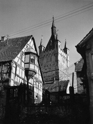 Bad Wimpfen. Untere Hauptstraße mit Haus des ehem. Bürgermeisters Ellseeser (Nr. 166). Blick zum Blauen Turm