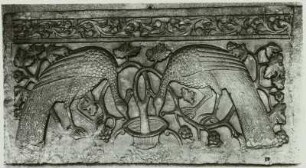 Relief mit trinkenden Pfauen