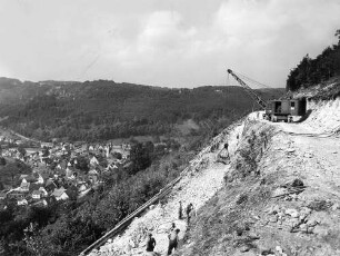 Felsabbau und Planum für talseitige Stützmauer oberhalb Wiesensteig
