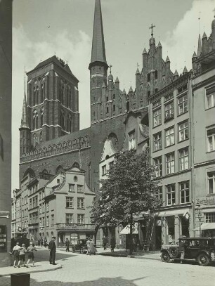 Danzig. Blick von der Großen Krämergasse zur Südseite der Marienkirche