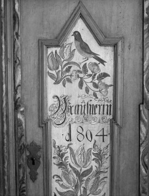 Schrank mit Blumen, Vögeln und Inschrift