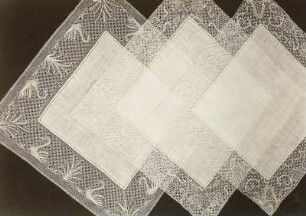 Drei feine Klöppeltücher : Drei feine Klöppeltücher, Brügge. Klöppelarbeiten, Internationale Ausstellung, Museum für Sächsische Volkskunst, Dresden, 1960