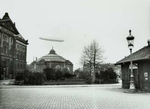 Dresden. Carolaplatz mit LZ 127 "Graf Zeppelin" und Blick nach Nordwesten gegen den Zirkus Sarrasani