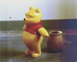 Ganz besonderer Honig : Schmöller, Heinz: Ganz besonderer Honig. Gips, Styropor, Keramik, Wachs, Lack. 2004. Dresden: Hochschule für Bildende Künste Dresden, Ausstellung Diplom 2004 vom 17.7.-29.8.2004. Raumaufnahme