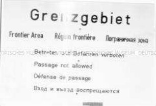 Schild (mehrsprachig): Grenzgebiet