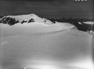 Schneefeld : Blick über den Gipfel des Guslarjochs (ca.3361m)