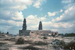 Dresden-Altstadt. Altmarkt. Blick nach Ostsüdost gegen Kreuzkirche, Neues Rathaus und Ruine der Reformierten Kirche