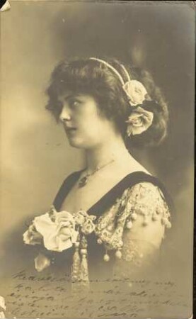 [Frau mit weißen Blumen im Haar]
