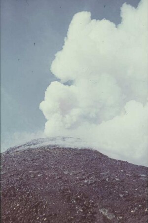 Reisefotos. Vulkanspitze (vielleicht der Vesuv) mit Wolken