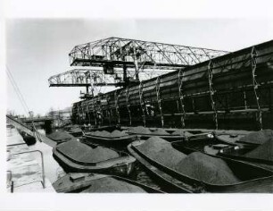 Hamburg. Hafen. Mit Kohle beladene Leichter am Kohlekraftwerk Barmbek