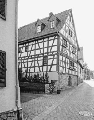 Walluf, Schulstraße 16