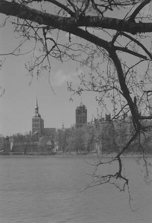 Stralsund. Blick über den Frankenteich? zur Altstadt mit Nikolaikirche und Jakobikirche