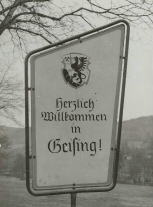 Begrüßungsschild am Ortseingang mit Stadtwappen