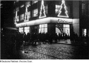 HOWA-Warenhaus mit Weihnachtsdekoration