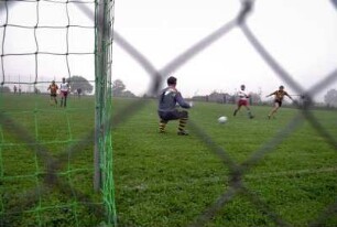 Dorffußballer eines Lokal-Derbys in Marienborn/Sachsen-Anhalt 1993