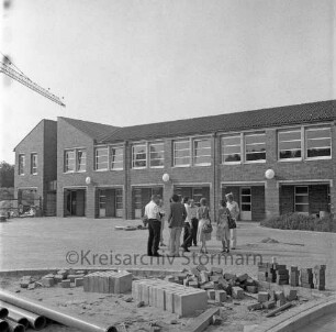 Bargteheide: Kreisgymnasium II [später Gymnasium Eckhorst]: Eckhorst: vor Fertigstellung: Besichtigung durch Vertreter des Kreises: darunter Kreispräsident Hubert Priemel, Landrat Hans-Henning Becker-Birck, Kreisbaudirektor Paul Hannes: