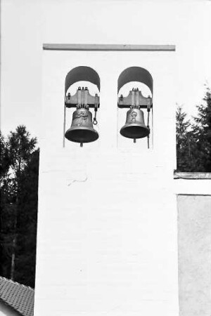 Waldkirch: Glocken der Klinikkirche des Kreiskrankenhaus Waldkirch; Hofansicht