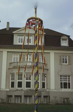Herrenhaus: Gartenseite: Maibaum