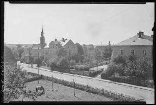 Ziegenhain. Dorfstraße und Schule