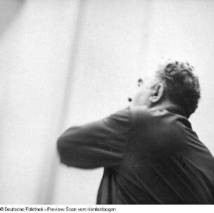 Aram Chatschaturjan mit Philharmonie; Serie beim Dirigieren, Harfenspielerin